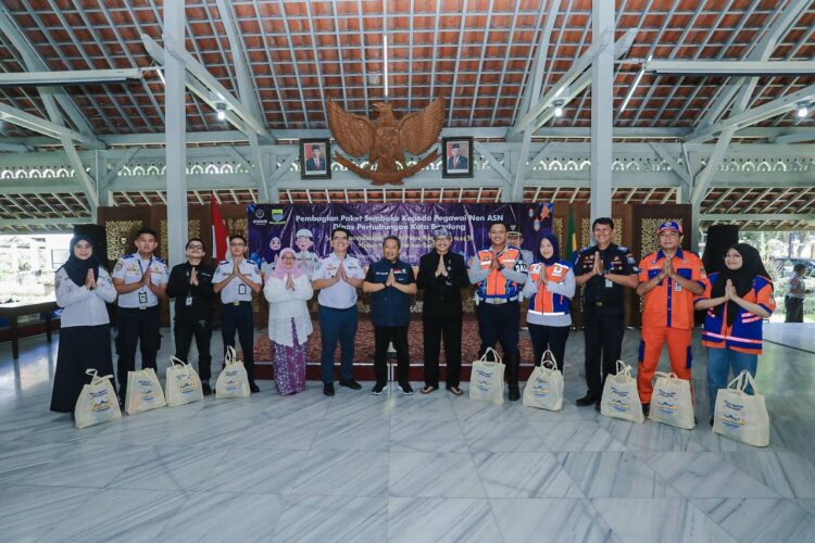 Dishub Bagikan 1.800 Paket Sembako Kepada Jukir dan Pegawai Non ASN