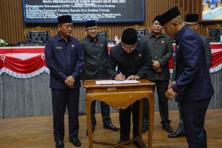 Tok! Dua Raperda Kota Bandung Disahkan